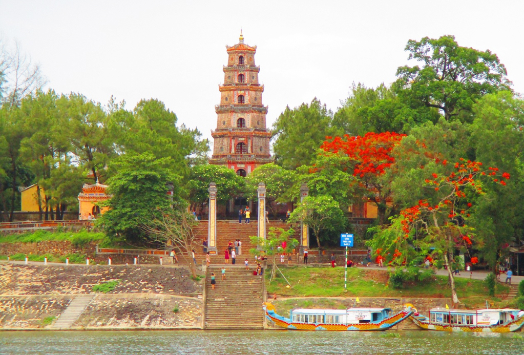 Kinh nghiệm thuê xe oto du lịch Huế trong 1 ngày, rong chơi quên lối về